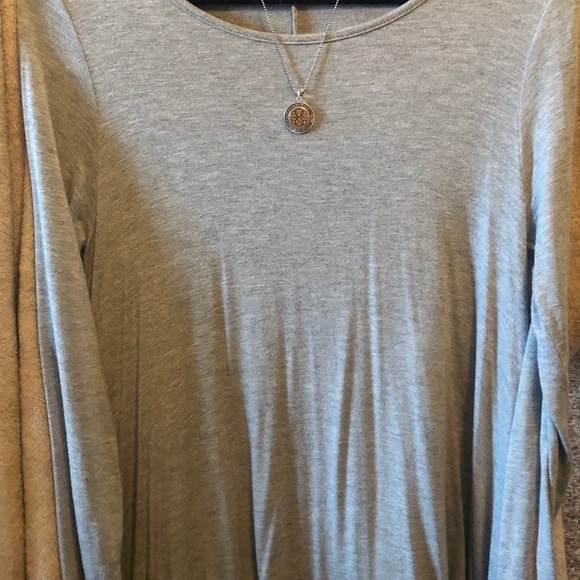 Easel Gray 3/4 sleeve ruffle bottom tunic - Picture 1 of 5
